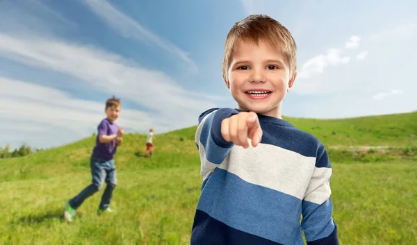 Kleiner Junge zeigt mit Finger auf Kamera im Freien — Stockfoto