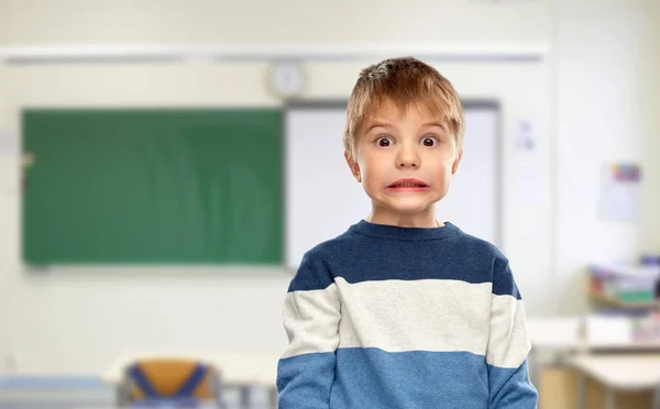 Schockierter kleiner Junge in der Schule — Stockfoto