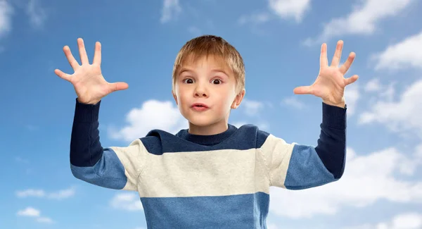 Liten pojke som leker över blå himmel — Stockfoto