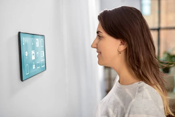 Mulher olhando para tablet computador em casa inteligente — Fotografia de Stock