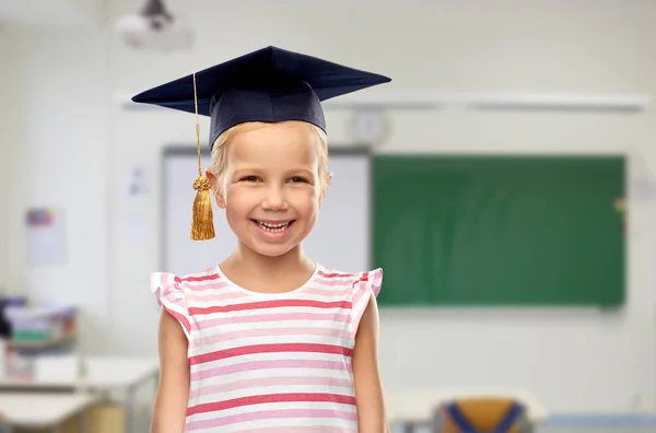 Szczęśliwa dziewczyna w kapelusz Kawaler lub graduacyjnej Obraz Stockowy