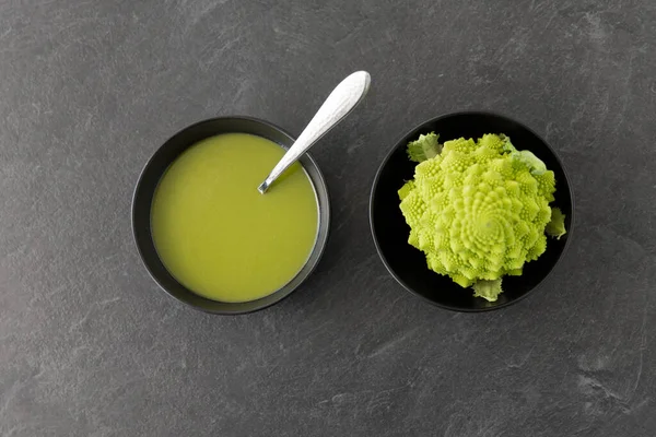 Close up de sopa de creme de brócolis romanesco na tigela — Fotografia de Stock