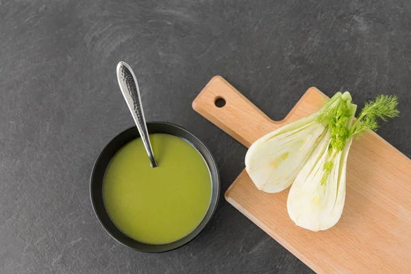 Zuppa di crema di finocchio in ciotola di ceramica — Foto Stock