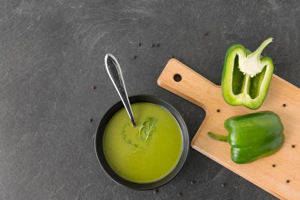 Πράσινη πιπεριά ή κρέμα πάπρικα σούπα σε μπολ — Φωτογραφία Αρχείου