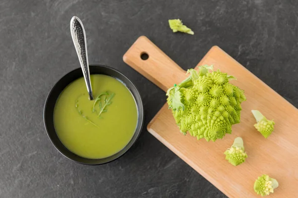 Close up de sopa de creme de brócolis romanesco na tigela — Fotografia de Stock