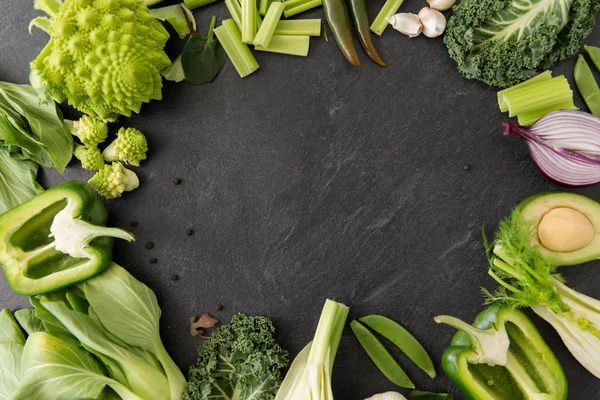 Närbild av olika gröna grönsaker — Stockfoto