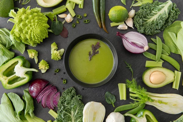 Legumes verdes e sopa de creme em tigela de cerâmica — Fotografia de Stock