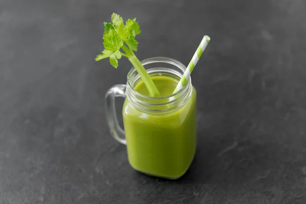 Close up of glass mug with green celery juice — 图库照片