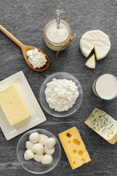 Différents types de fromage, lait, yaourt et beurre — Photo