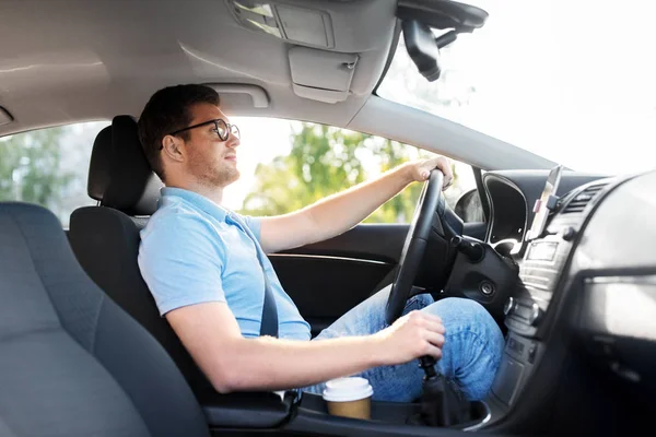 Homem ou motorista em óculos carro de condução no verão — Fotografia de Stock