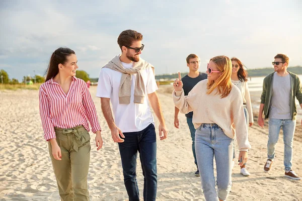 Amigos felices caminando por la playa de verano — Foto de Stock