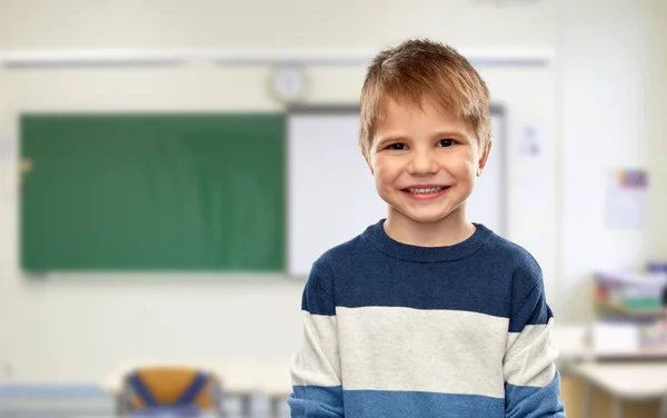 Gelukkig lachend jongetje op school — Stockfoto