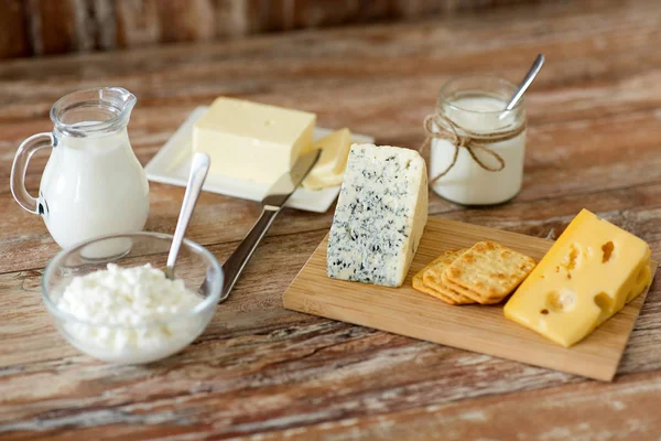 カッテージ チーズ、クラッカー、ミルク、ヨーグルト、バター — ストック写真
