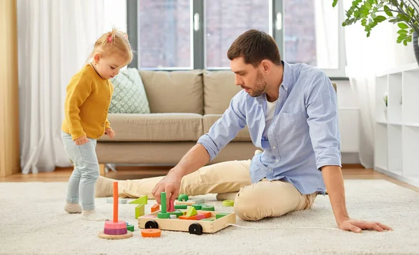 Padre jugando con la pequeña hija en casa —  Fotos de Stock