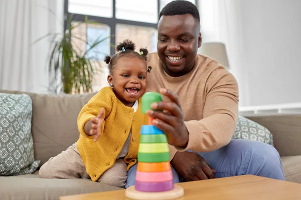 Família africana brincando com a filha bebê em casa — Fotografia de Stock