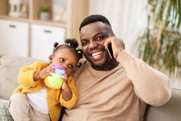 Apa a baba otthon hívás okostelefon — Stock Fotó