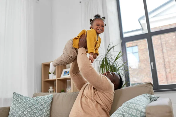 Gelukkig Afrikaans amerikaanse vader met baby thuis — Stockfoto