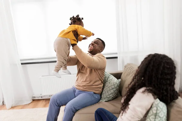 Afrikaanse vader spelen met kleine dochter thuis — Stockfoto