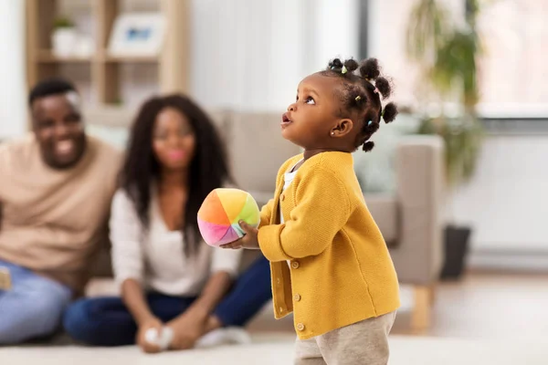 Afrikaans amerikaans baby meisje met bal thuis — Stockfoto