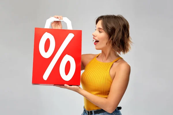 Mujer joven feliz con bolsa de compras a la venta —  Fotos de Stock