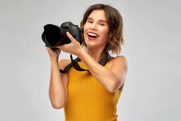 Fotógrafa mujer feliz con cámara digital — Foto de Stock