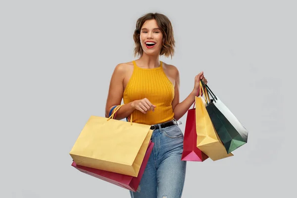 Feliz sorrindo jovem mulher com sacos de compras — Fotografia de Stock