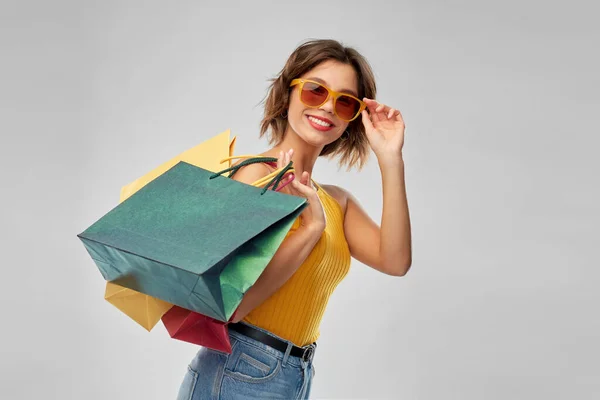 Feliz sorrindo jovem mulher com sacos de compras — Fotografia de Stock