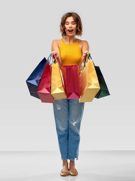 Feliz sorrindo jovem mulher com sacos de compras — Fotografia de Stock