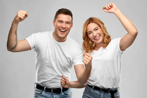 Porträtt av lyckligt par i vita t-shirts — Stockfoto