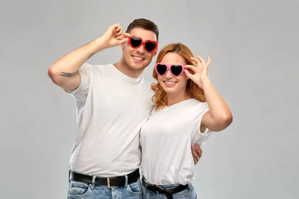 Feliz pareja en camisetas blancas y gafas de sol — Foto de Stock