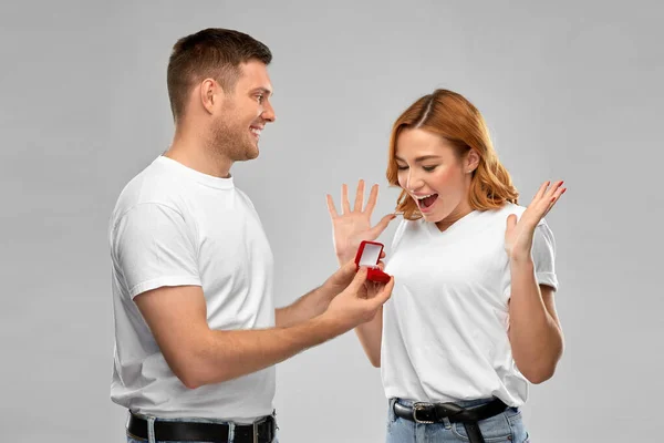 Uomo che dà alla donna l'anello di fidanzamento il giorno di San Valentino — Foto Stock