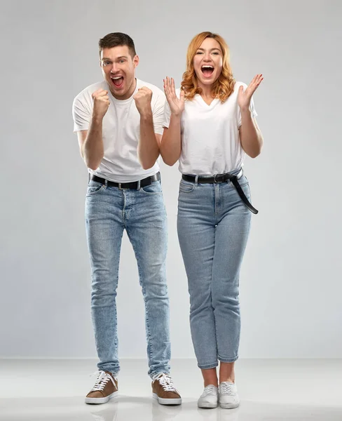 Retrato de feliz pareja en camisetas blancas — Foto de Stock