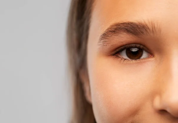 Närbild av tonåring flicka ansikte med bruna ögon — Stockfoto