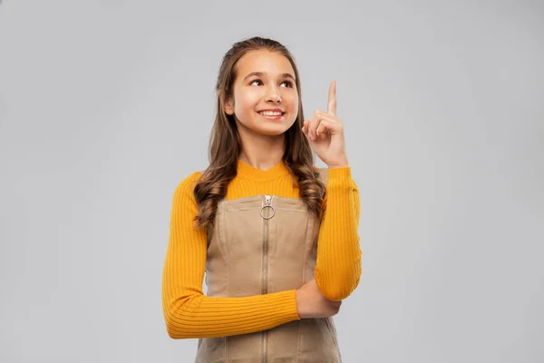 Sorridente giovane adolescente che punta il dito verso l'alto — Foto Stock