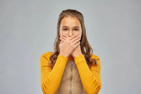 Bang tiener meisje sluiten haar mond door handen — Stockfoto