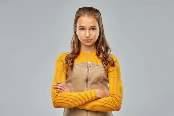 Allvarlig ung tonåring flicka med korsade armar — Stockfoto