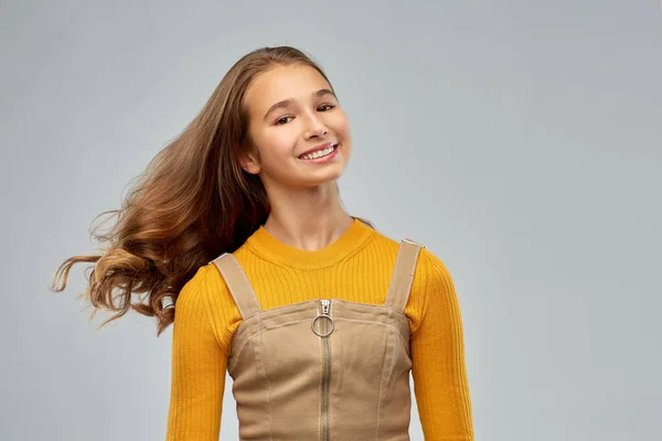 Ung tonåring flicka med viftande långt hår — Stockfoto