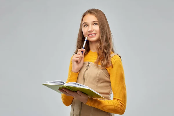 Adolescente estudiante chica con cuaderno o diario —  Fotos de Stock