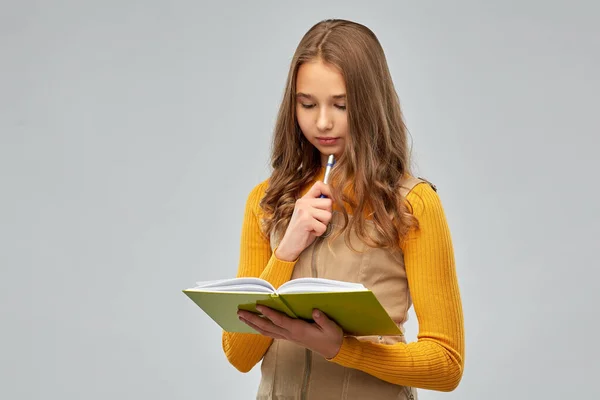 Tiener student meisje met notebook of dagboek — Stockfoto