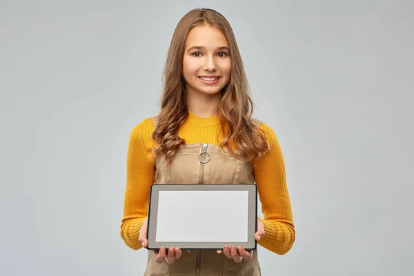 Nastolatka dziewczyna za pomocą tabletu — Zdjęcie stockowe