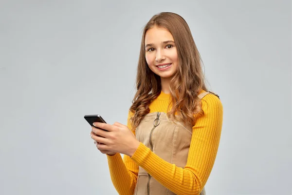 Sorrindo adolescente usando smartphone — Fotografia de Stock