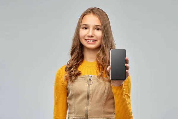 Sorrindo adolescente mostrando smartphone — Fotografia de Stock