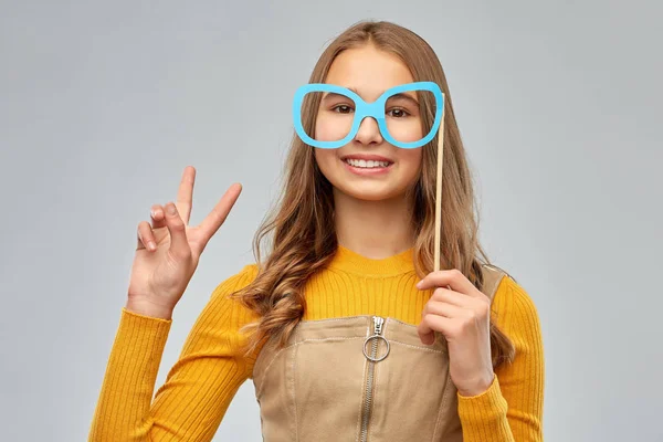 Улыбающаяся девочка-подросток в больших очках — стоковое фото