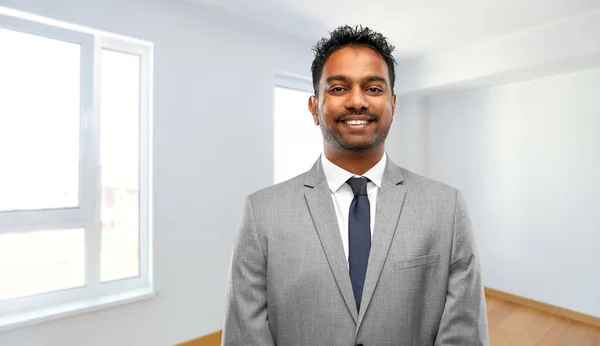 Leende indian man mäklare i ny lägenhet — Stockfoto