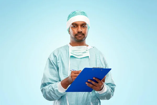 Indický lékař nebo chirurg se schránkou — Stock fotografie