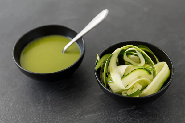 Skalad eller skivad zucchini och gräddsoppa i skål — Stockfoto