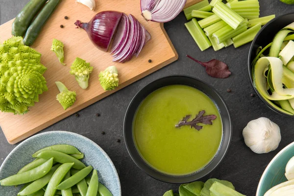 Legumes verdes e sopa de creme em tigela de cerâmica — Fotografia de Stock