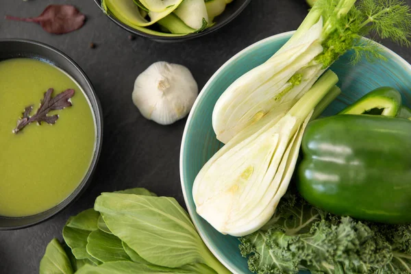 Green vegetables and cream soup in ceramic bowl — Stock Photo, Image