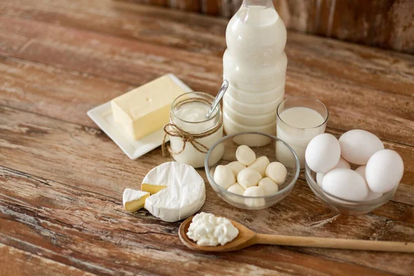 Milk, yogurt, eggs, cottage cheese and butter — Stock Photo, Image