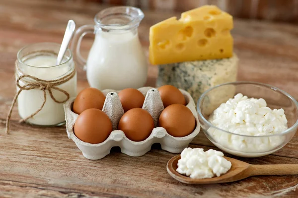 Queijo cottage, leite, iogurte e ovos de galinha — Fotografia de Stock